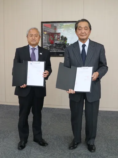 がん研究会の理事長様と弊社社長との契約時の写真