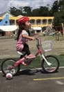 「オーダーメイドハンディキャップバイク」に乗る園児