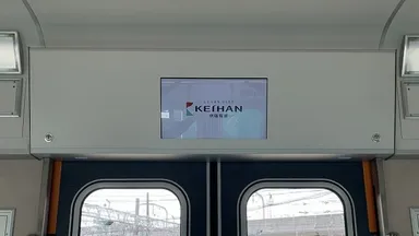 車内に設置した広告用デジタルサイネージ