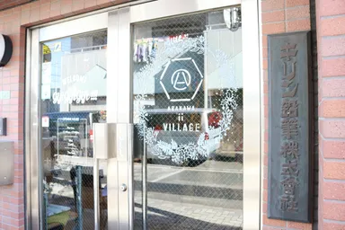 六角形のロゴには鉛筆へのオマージュが