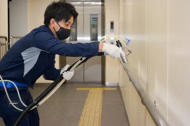 駅構内のすべての手摺をコーティング