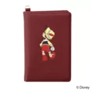 濃いめのブラウンの色をベースに、『ピノキオ』の作品の世界をパスポートケースに表現しています。