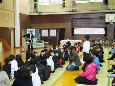 授業で発言する4年生