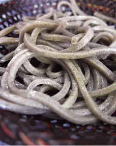 ソバの実の黒皮も挽きこんだモチモチの十割田舎そば