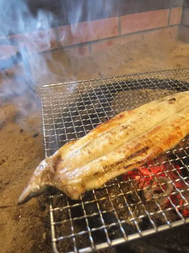 三河産の鰻を囲炉裏で