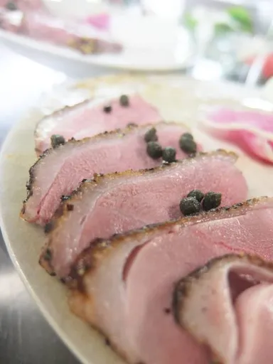 時間をかけて低温調理した鴨料理