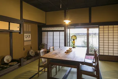 お茶をサーブ　最初のテーブル席