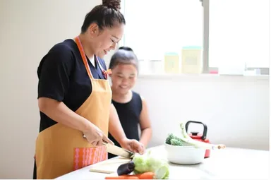 子どもと料理風景
