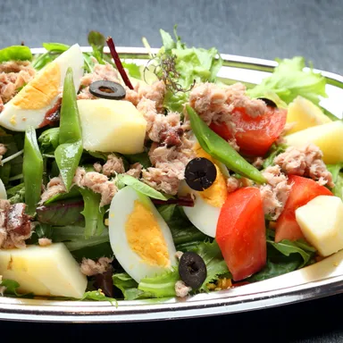 アンチョビとニンニク香る ニース風サラダ