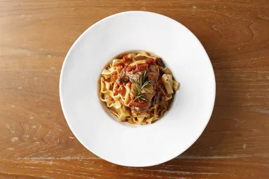 群馬県産和牛すね肉のラグーソース＆卵のフェットチーネ_2