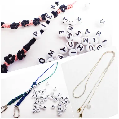 ネックレスのようなつけ方も。イニシャルを入れてオリジナルに。