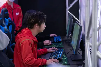 見どころはエキシビションマッチ(名古屋のプロeスポーツチーム「CNCI BLUE BEES」のプロゲーマーと本校学生の対戦)(写真：昨年の様子)