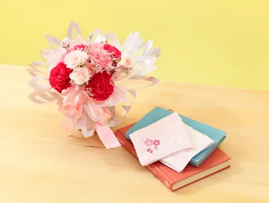 ブルーミング中西x日比谷花壇「桜柄ハンカチ」とそのまま飾れるブーケのセット_日比谷花壇