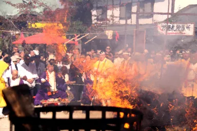 大聖院 火渡り式　(広島県提供)