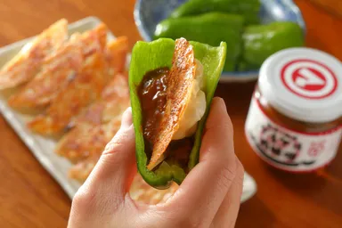 肉味噌とピーマンで食べる餃子の新提案