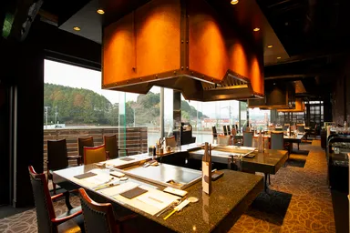 鉄板焼きカウンター最大8名様×3台