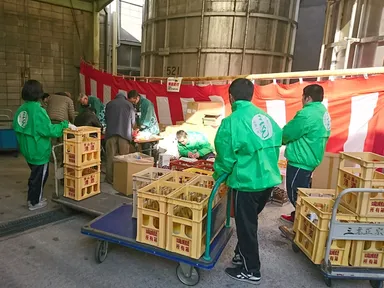 販売の様子一人で何ケースも買われます