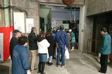 詰めるのを待つお客様