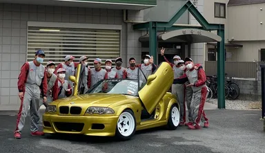 完成した車両と学生たち