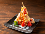 和泉いちごとクリームチーズの天ぷらツインタワーWソースがけ
