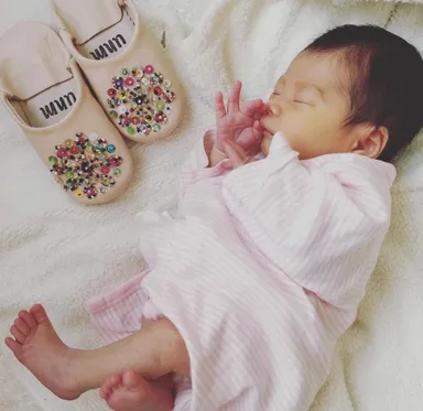 ヌメ革のバブーシュは日焼けも含め楽しめる。