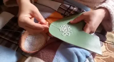 ビーズや刺繍部分は全てモロッコ女性の手縫いです。