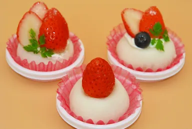 たっぷりいちごパフェ大福(左)・いちご大福(中)・いちごパフェ大福(右)