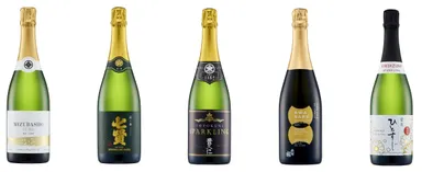 左から順番に「MIZUBASHO PURE」(永井酒造)、「七賢 スパークリング 杜ノ奏」(山梨銘醸)、「瓶内二次発酵スパークリングTOYOKUNI」(豊國酒造)、「出羽桜 AWA SAKE」(出羽桜酒)、「菊泉ひとすじ」(滝澤酒造)