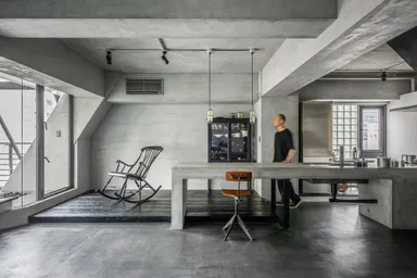 光の表情がわかるモノトーン空間。壁床天井と全て左官仕上げ