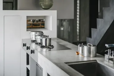 オリジナル造作のモルタルキッチン