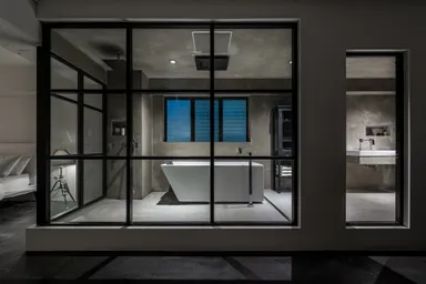 ガラスと格子で仕切られたバスルーム