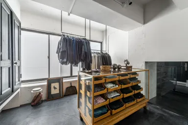 クローゼットにはアンティーク品のシャツケース