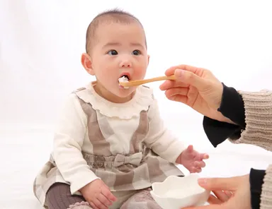 食べさせているイメージ