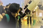 天体望遠鏡を覗く子供たち(2019年1月19日撮影、株式会社ビクセン提供)