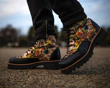 若手クリエイターとコラボして制作した和柄足袋シューズ