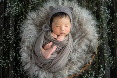 ニューボーンフォト　定番のカゴに入ったポーズ