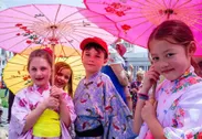 SF日本町の桜祭りに参加している児童達