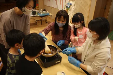 みんなでワイワイ黒糖作り体験