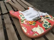 壁紙を使用したギター(お客様事例)