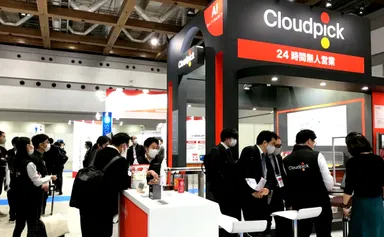 展示会中来場者がブースに集まっている様子