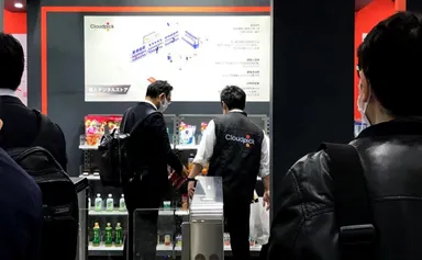 来場者が無人デジタル店舗を体験している様子(商品を選択している)