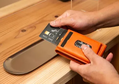 開けずに取り出せる次世代カードケース