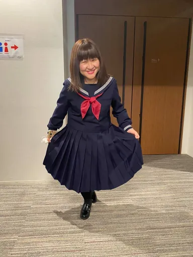 セーラー服姿のプレゼン