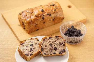 ブルーベリー香るたっぷりレーズン食パン