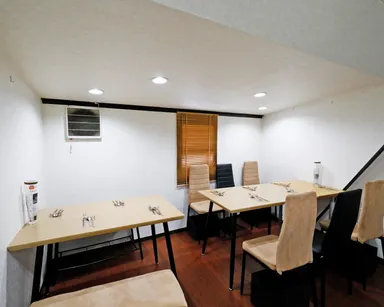 自然体で楽しめるリラクシングなテーブル席(10名様まで)