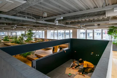 自由に表現を楽しめる壁面黒板の洞穴アトリエ1