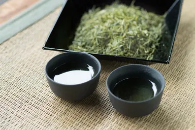 白葉茶の茶葉と抽出液