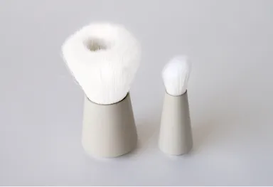 熊野筆ROTUNDA洗顔筆(左：ボリューム 右：小鼻用)