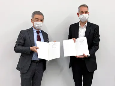 調印式の様子　JRC社長 浜口 稔(左)／シンテゴン社 社長 バーカイ ベアント(右)