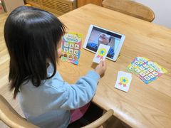 離れた祖父とオンライン「しりとりビンゴ」で遊ぶ孫   